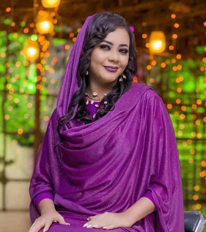 الفنانة مكارم بشير تكشف عن سر إمساكها “المايك” بيدها اليسرى بشكل متكرر وملحوظ