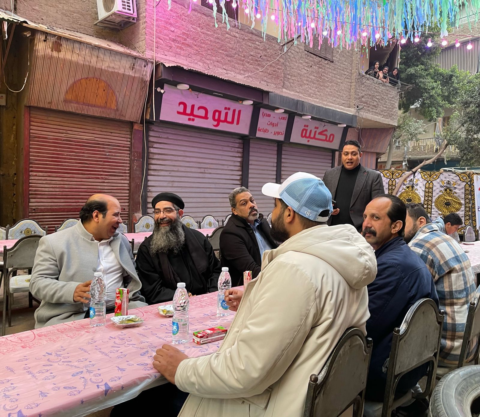 مشهد مش هتشوفه غير في مصر.. قسيس على مائدة إفطار أهالي العمرانية