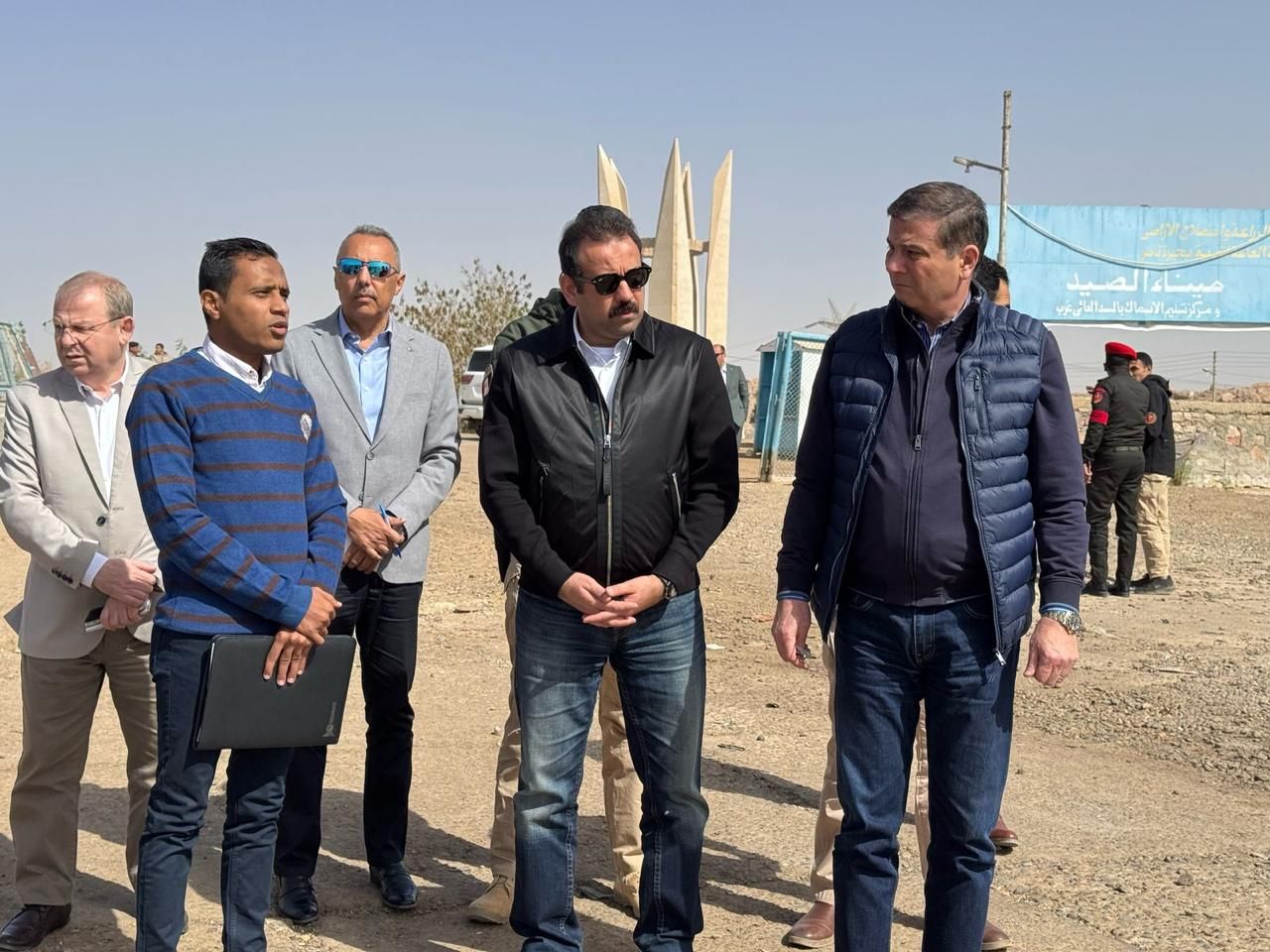 وزير الزراعة يتفقد مشروع استصلاح 650 ألف فدان بشرق العوينات