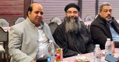 مشهد مش هتشوفه غير في مصر.. قسيس على مائدة إفطار أهالي العمرانية