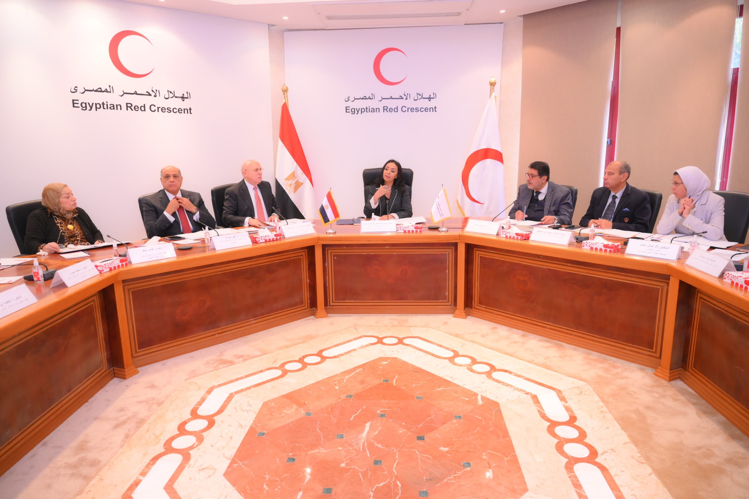 وزيرة التضامن تستعرض جهود الهلال الأحمر المصرى فى مساعدة الأشقاء فى غزة