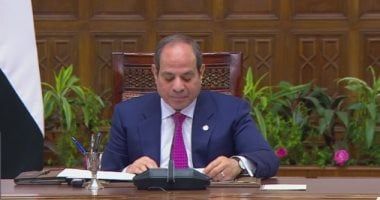 الرئيس السيسي يشيد بدور الرائدة الريفية: تدعم التواصل مع المرأة.. صور