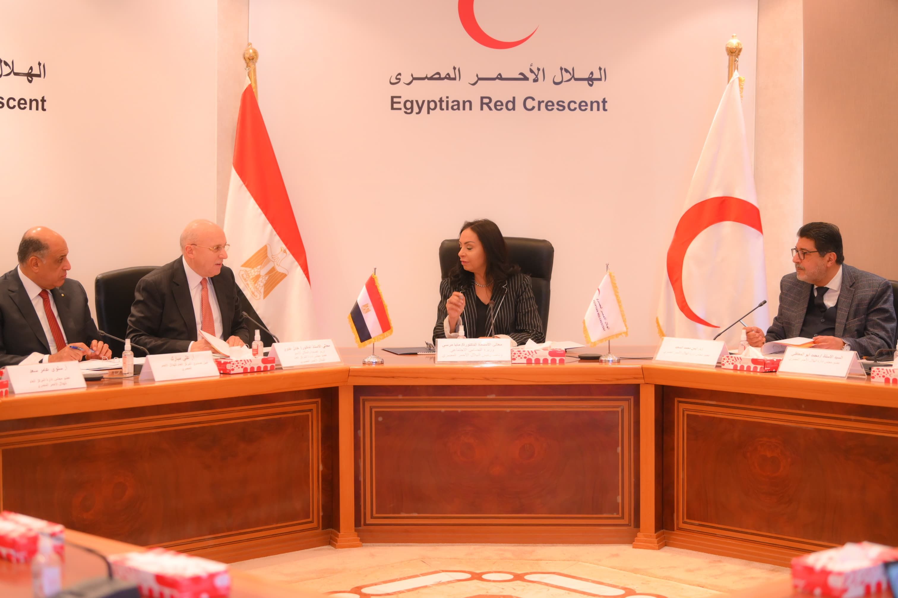 وزيرة التضامن تستعرض جهود الهلال الأحمر المصرى فى مساعدة الأشقاء فى غزة