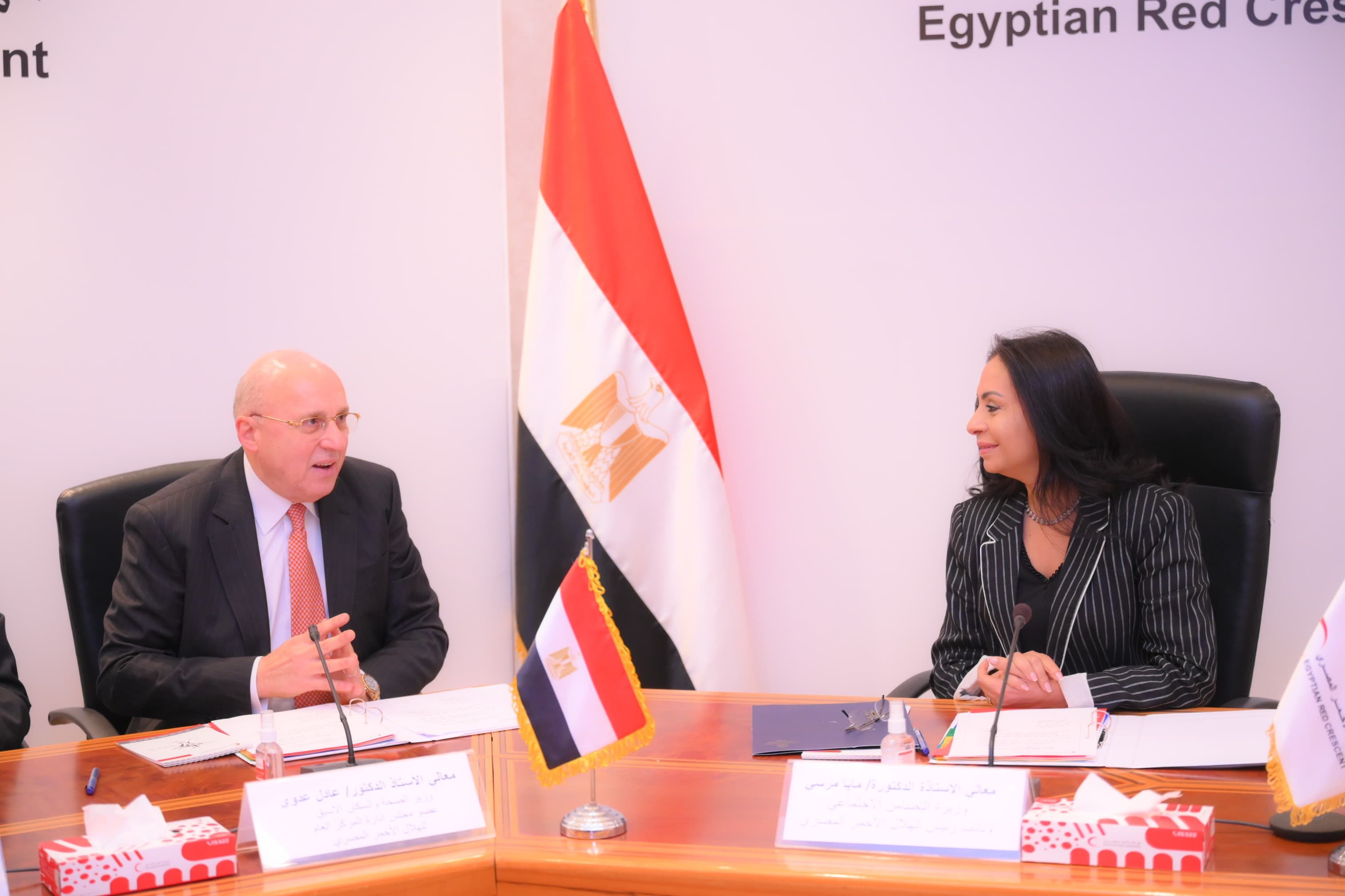 وزيرة التضامن تستعرض جهود الهلال الأحمر المصرى فى مساعدة الأشقاء فى غزة