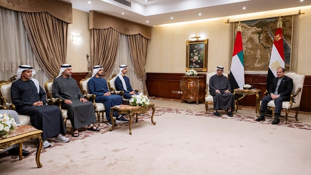 رئيس الدولة والرئيس المصري يبحثان تعزيز العلاقات الأخوية