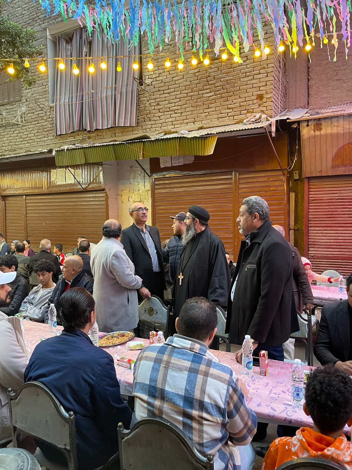 مشهد مش هتشوفه غير في مصر.. قسيس على مائدة إفطار أهالي العمرانية