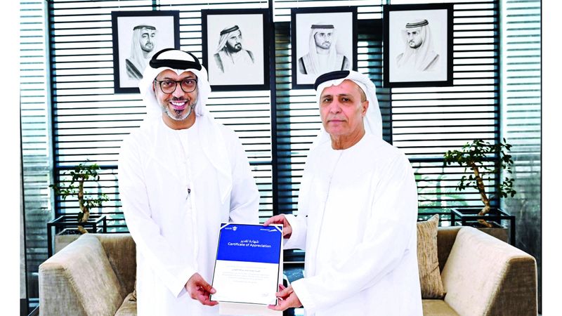 الامارات | مطر الطاير يُكرّم الموظف يوسف عبدالله