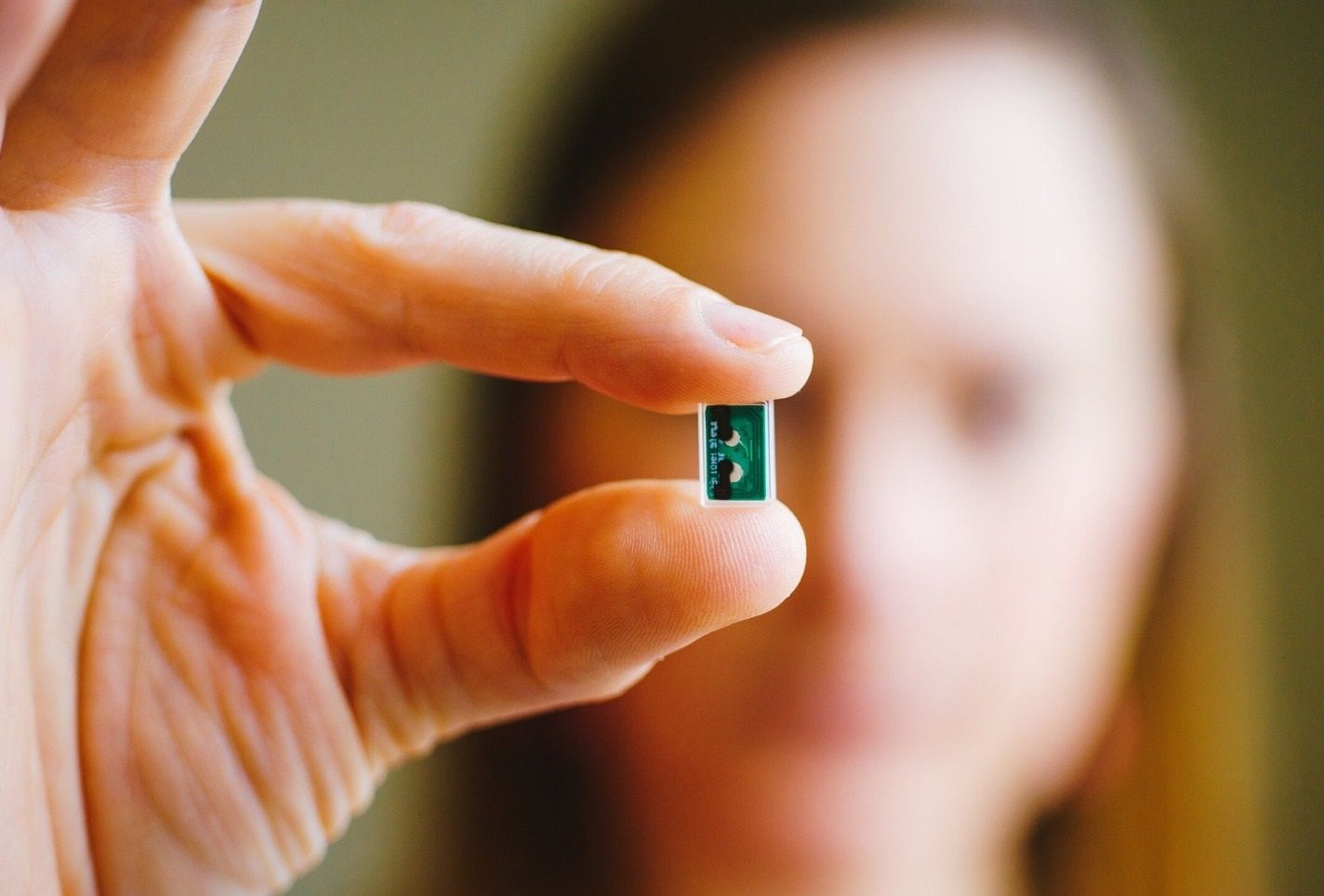 الامارات | قريباً جداً .. شريحة تُزرع في الدماغ لمقاومة الاكتئاب وتحسين المزاج