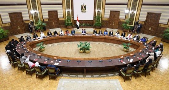 الرئيس السيسي يشيد بدور الرائدة الريفية: تدعم التواصل مع المرأة.. صور