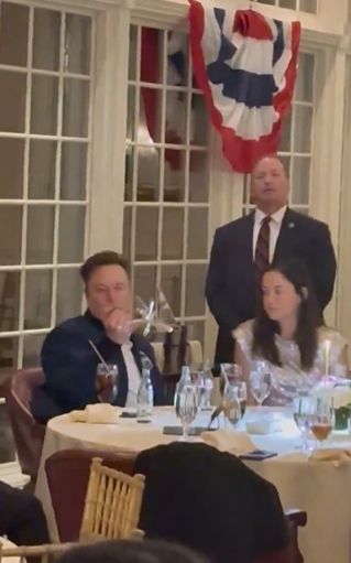 الامارات | إيلون ماسك يلعب بالشوكة والسكين مستمتعاً .. خلال عشاء مع ترامب (فيديو)