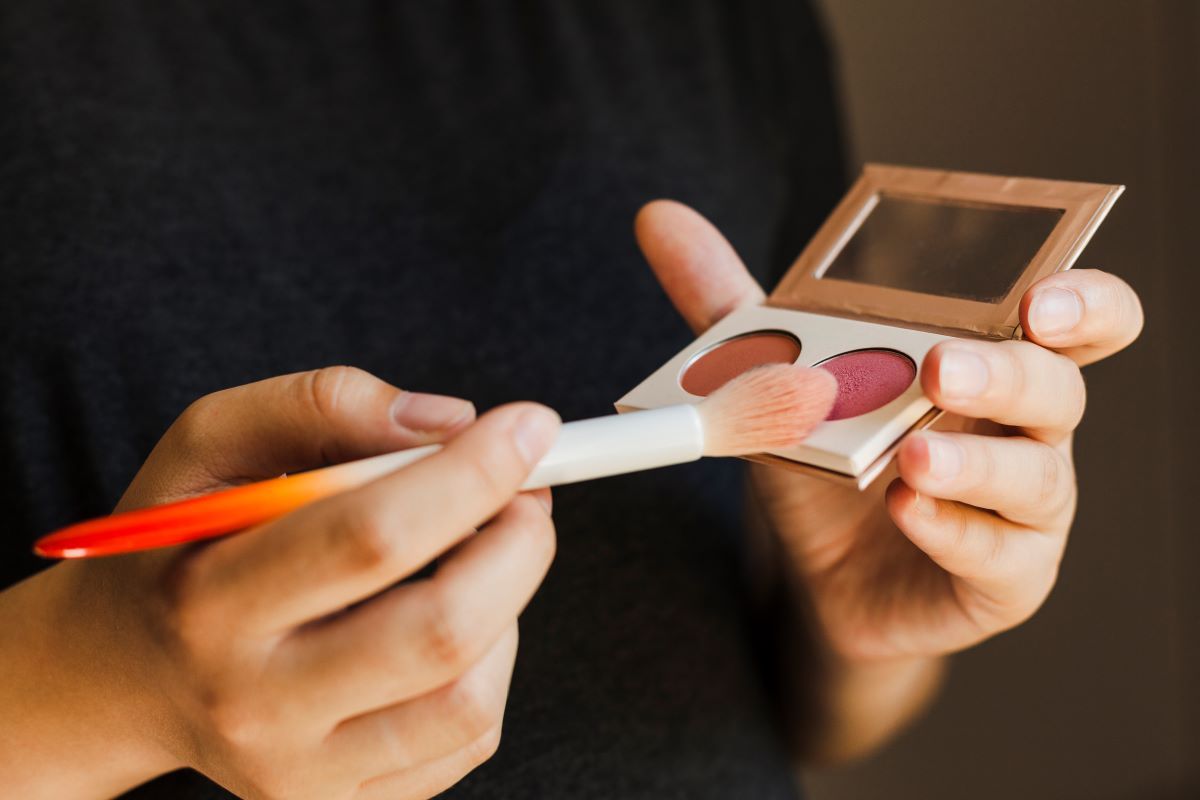 نصائح غريبة عند تطبيق واستخدام مستحضرات المكياج... لكنها مفيدة لك