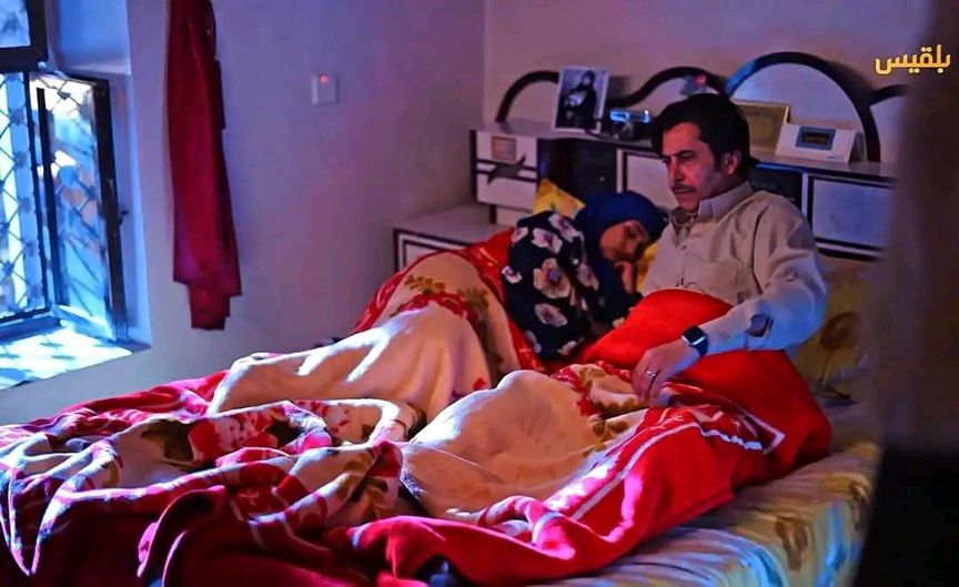 في السرير...مشهد للممثل نبيل الآنسي في مسلسل "طريق إجباري" على قناة بلقيس يثير جدلا واسعا "شاهد"
