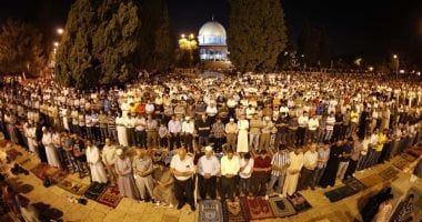 عشرات الآلاف يؤدون صلاتي العشاء والتراويح في المسجد الأقصى