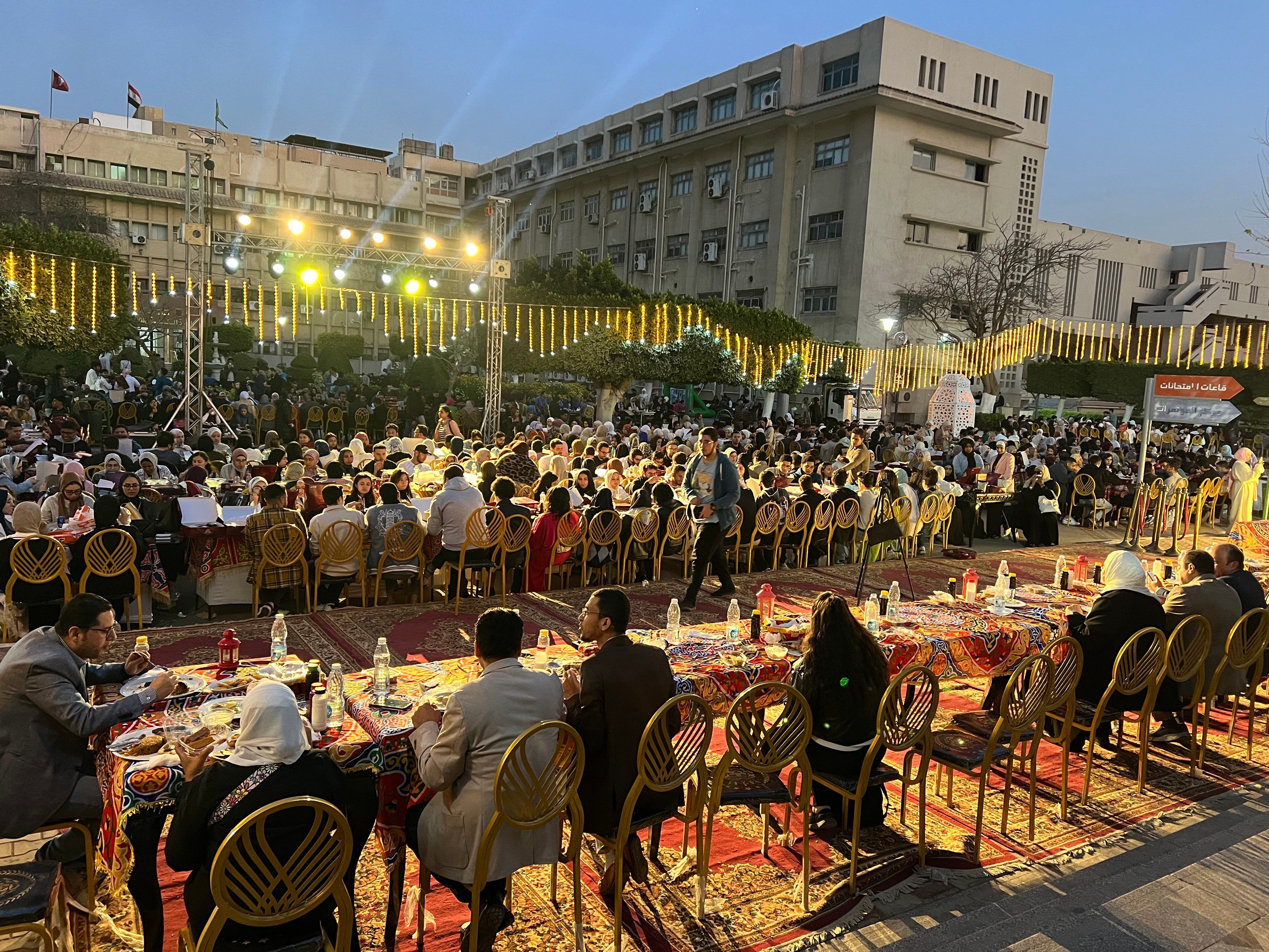 عميد طب قصر العينى يشارك الطلاب حفل الإفطار.. ويؤكد: أنتم مستقبل الطب