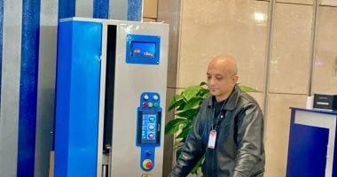 21 ماكينة تغليف حقائب بمطار القاهرة الدولى لخدمة المسافرين