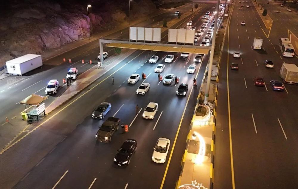 وسط كثافة كبيرة.. خطط مرورية متكاملة لتسهيل حركة المركبات بالحرمين