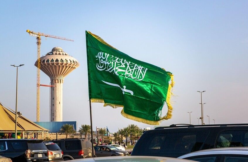 الخليج اليوم .. السعودية.. السجن 15 عاما ومليون ريال غرامة للمتعاملين مع مخالفي نظام الإقامة