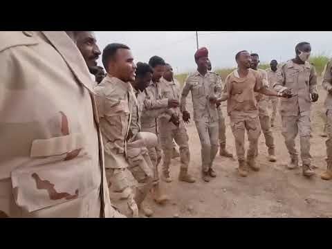 شاهد بالفيديو.. جنود بالجيش يسخرون من هروب قوات الدعم السريع بالرقص والغناء على طريقتهم: “حي العسيل دحنوني”