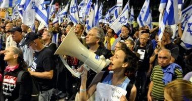 اشتباكات بين شرطة إسرائيل ومتظاهرين في القدس خلال احتجاجات على الإقالات