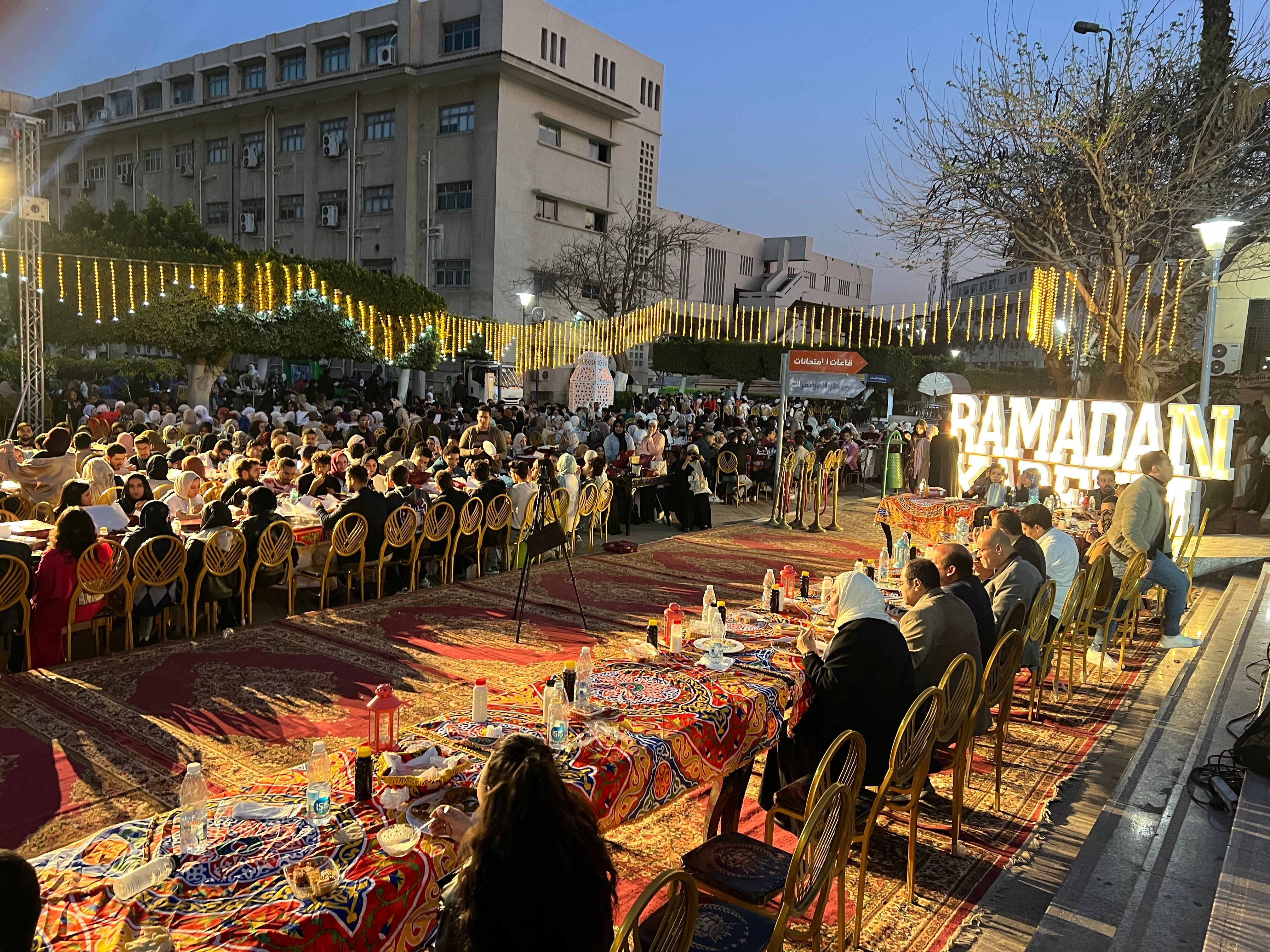 عميد طب قصر العينى يشارك الطلاب حفل الإفطار.. ويؤكد: أنتم مستقبل الطب