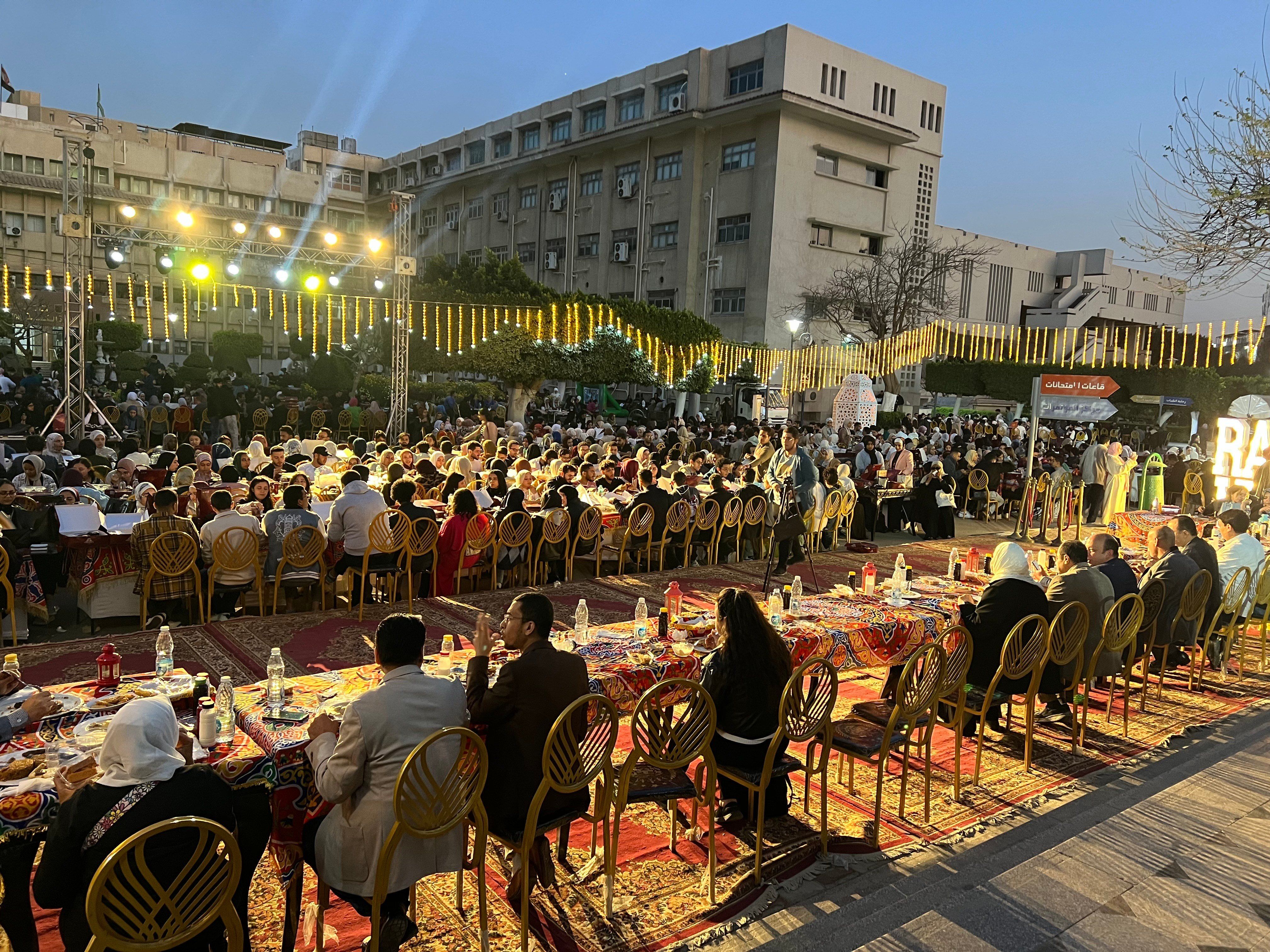 عميد طب قصر العينى يشارك الطلاب حفل الإفطار.. ويؤكد: أنتم مستقبل الطب