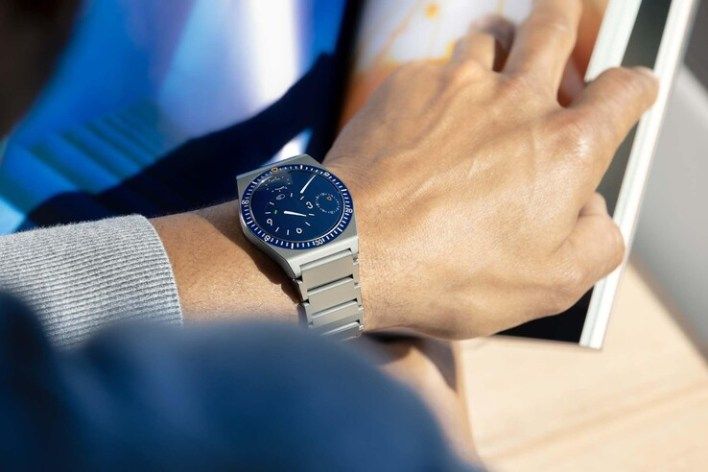 تكنولوجيا: ساعة Ressence Type 7: أول إصدار بتوقيت GMT بتصميم مملوء بالزيت وهيكل من التيتانيوم