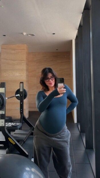 أصالة كامل تستعرض حملها بهذا اللوك الرياضي من داخل الجيم