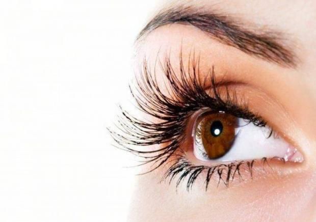 فوائد زيت اللوز الحلو لتقوية وكثافة الرموش.. نصائح بسيطة للعناية بمظهرك