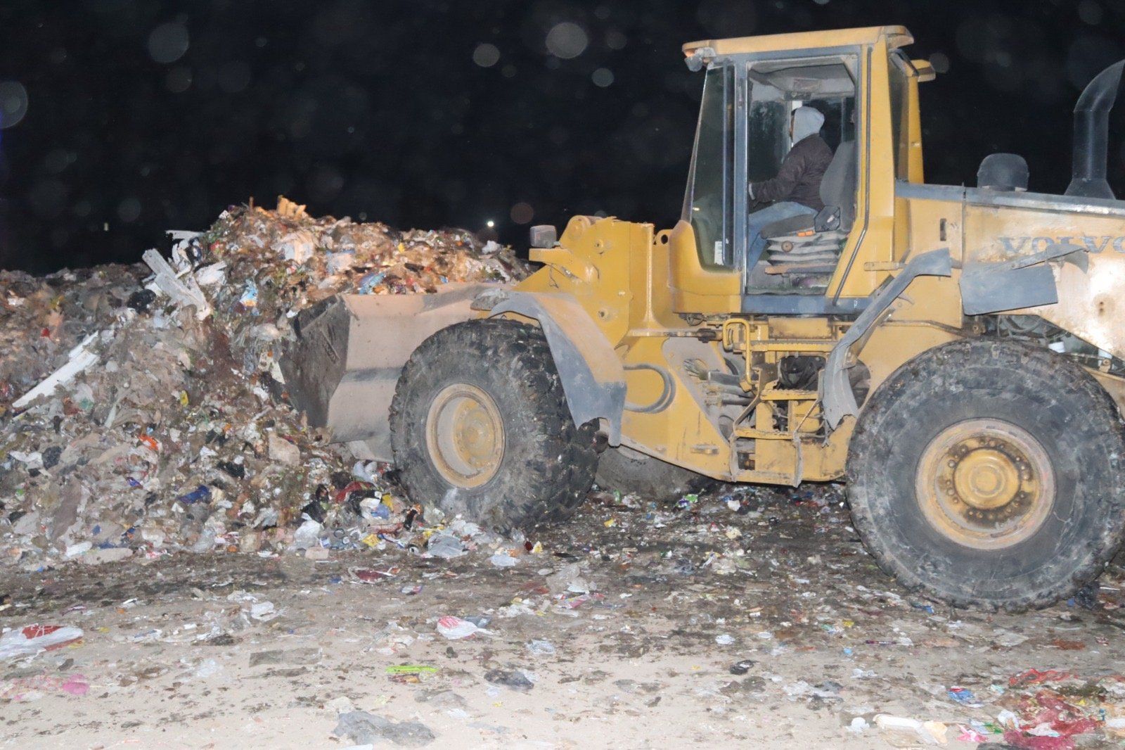 رفع 2000 طن مخلفات خلال حملات مكبرة فى الجيزة.. صور