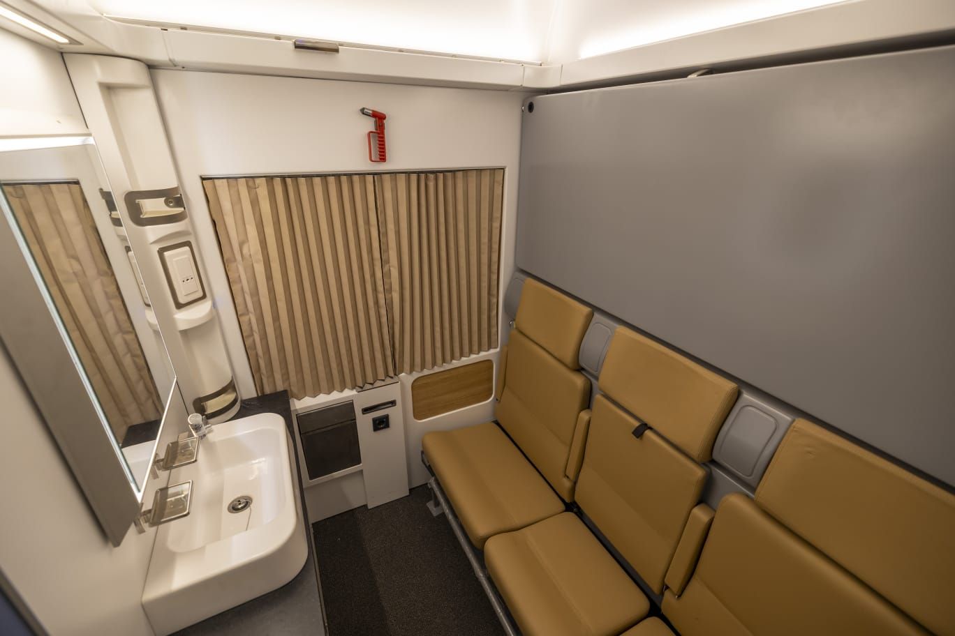 أفخم القطارات المصرية.. شاهد عربات النوم بعد تأهيلها وتطويرها بالكامل