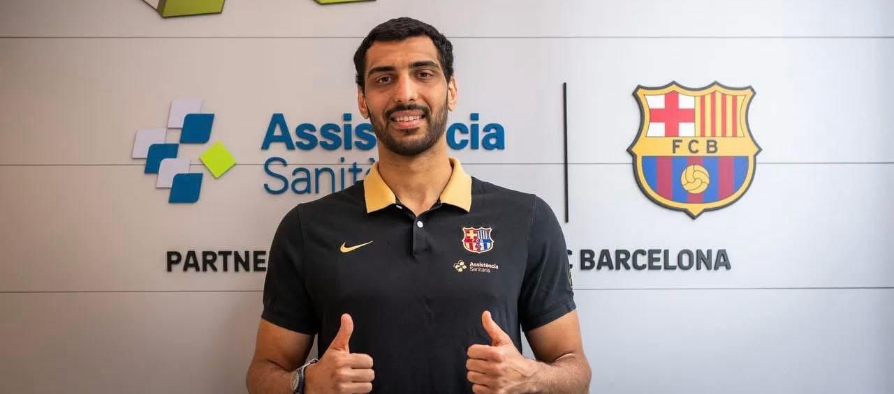 سيف الدرع يظهر بقميص برشلونة فى جلسة تصوير بعد اجتياز الكشف الطبى