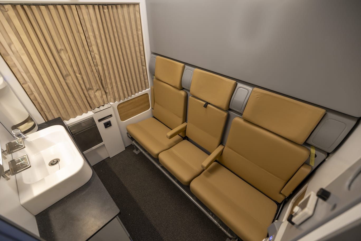 أفخم القطارات المصرية.. شاهد عربات النوم بعد تأهيلها وتطويرها بالكامل