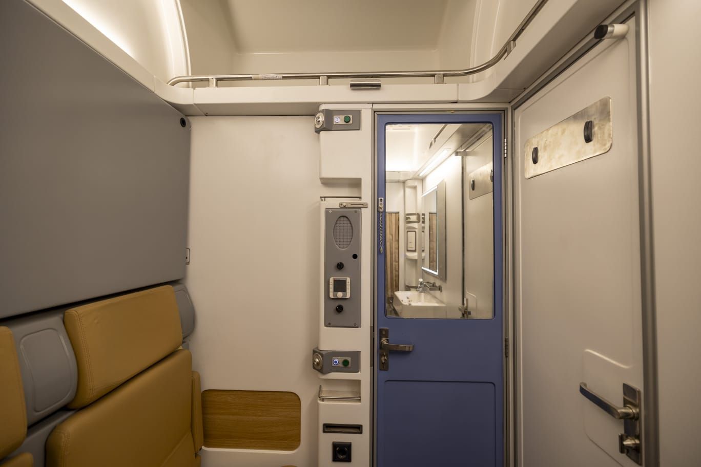 أفخم القطارات المصرية.. شاهد عربات النوم بعد تأهيلها وتطويرها بالكامل