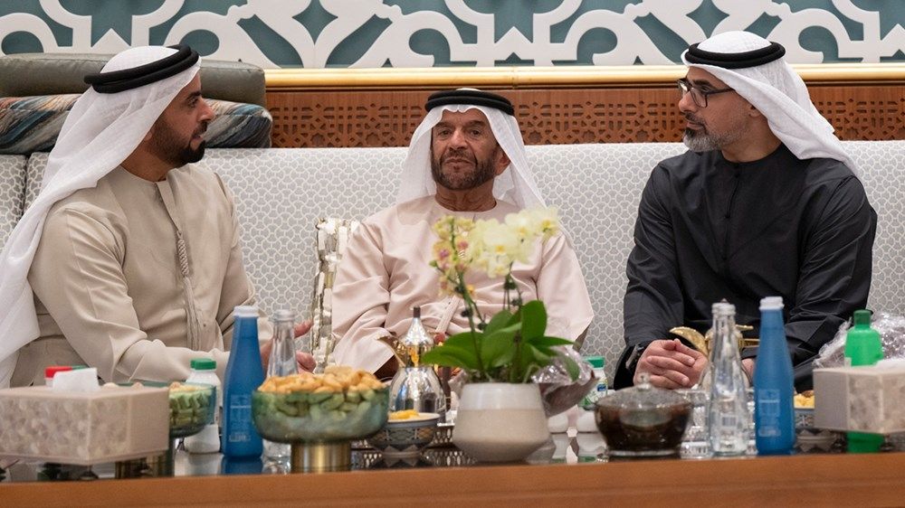 خالد بن محمد بن زايد يزور سرور بن محمد ويتبادلان التهاني بمناسبة شهر رمضان