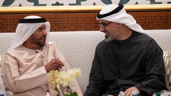 خالد بن محمد بن زايد يزور سرور بن محمد ويتبادلان التهاني بمناسبة شهر رمضان