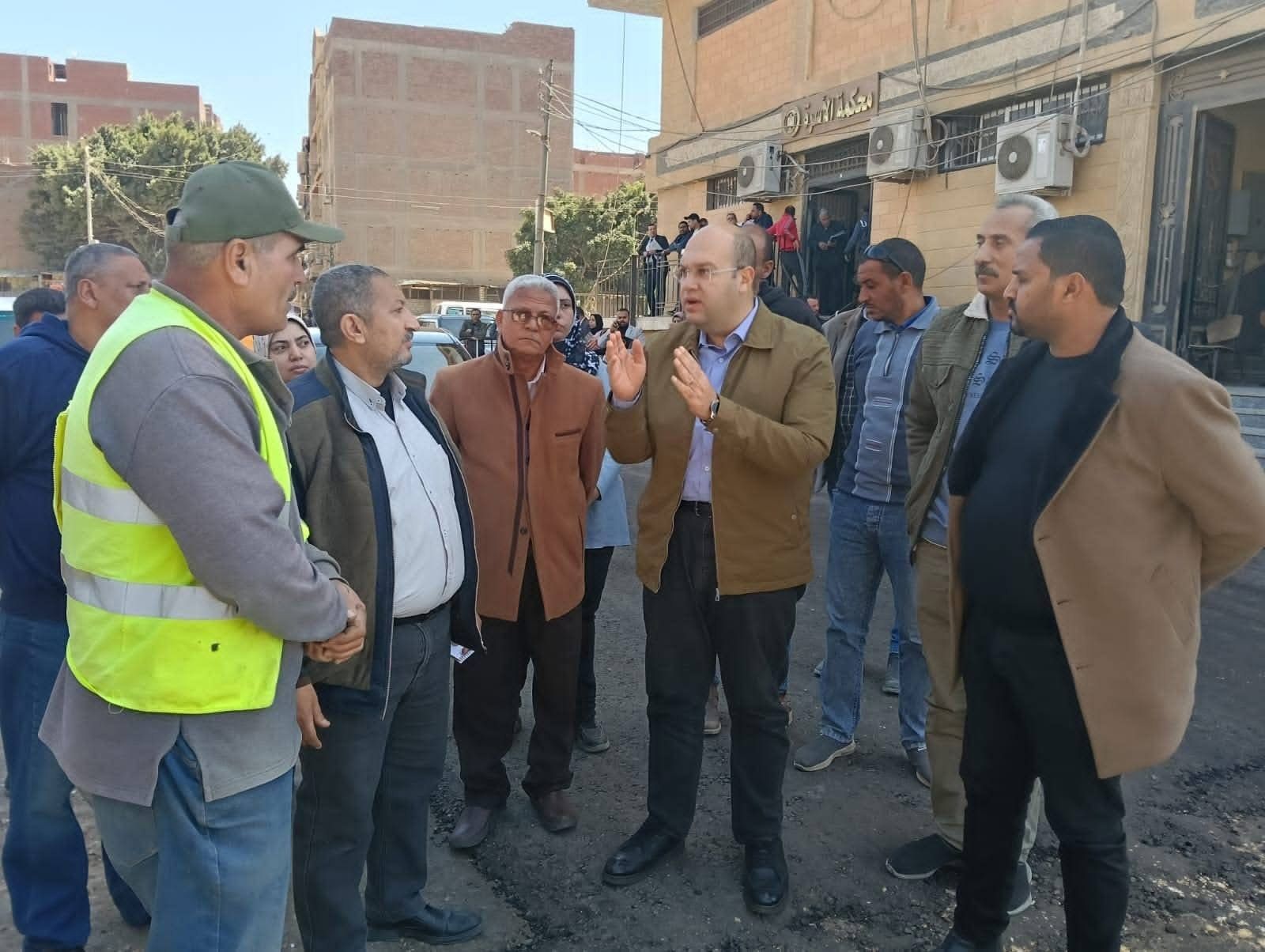 نائب محافظ الجيزة يتفقد مشروعات التطوير والرصف بمركز العياط.. صور