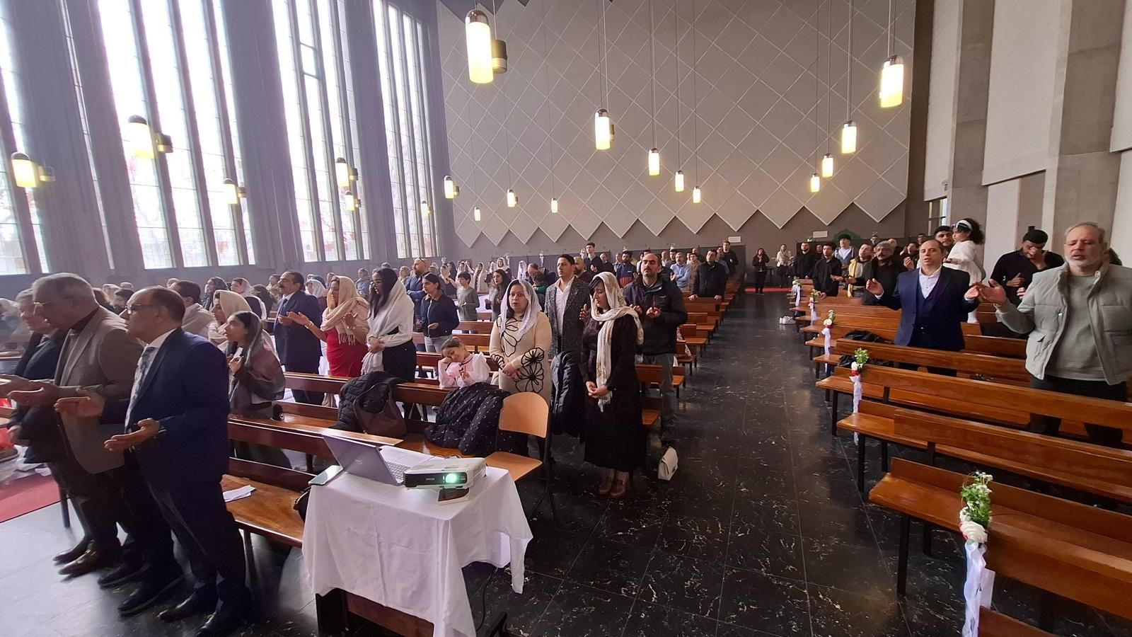 الأقباط الأرثوذكس يحتفلون بافتتاح الصلاة فى كنيسة العذراء شمال بلجيكا.. صور