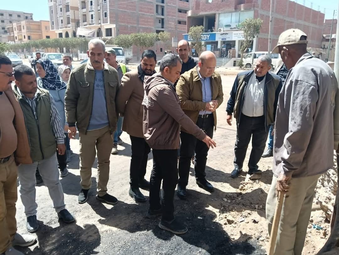 نائب محافظ الجيزة يتفقد مشروعات التطوير والرصف بمركز العياط.. صور