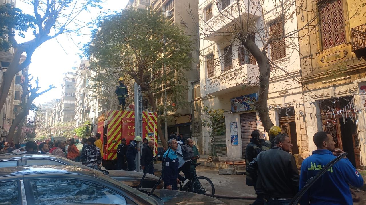 إخماد حريق عقار بميدان عابدين.. ومحافظ القاهرة يشكل لجنة للمعاينة