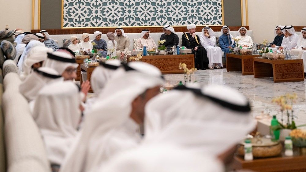 خالد بن محمد بن زايد يزور سرور بن محمد ويتبادلان التهاني بمناسبة شهر رمضان