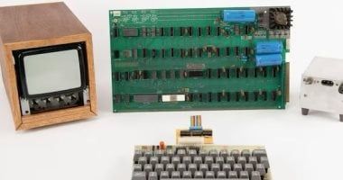 تكنولوجيا: قطعة من تاريخ التكنولوجيا.. بيع كمبيوتر Apple-1 النادر بـ375 ألف دولار في مزاد تاريخي
