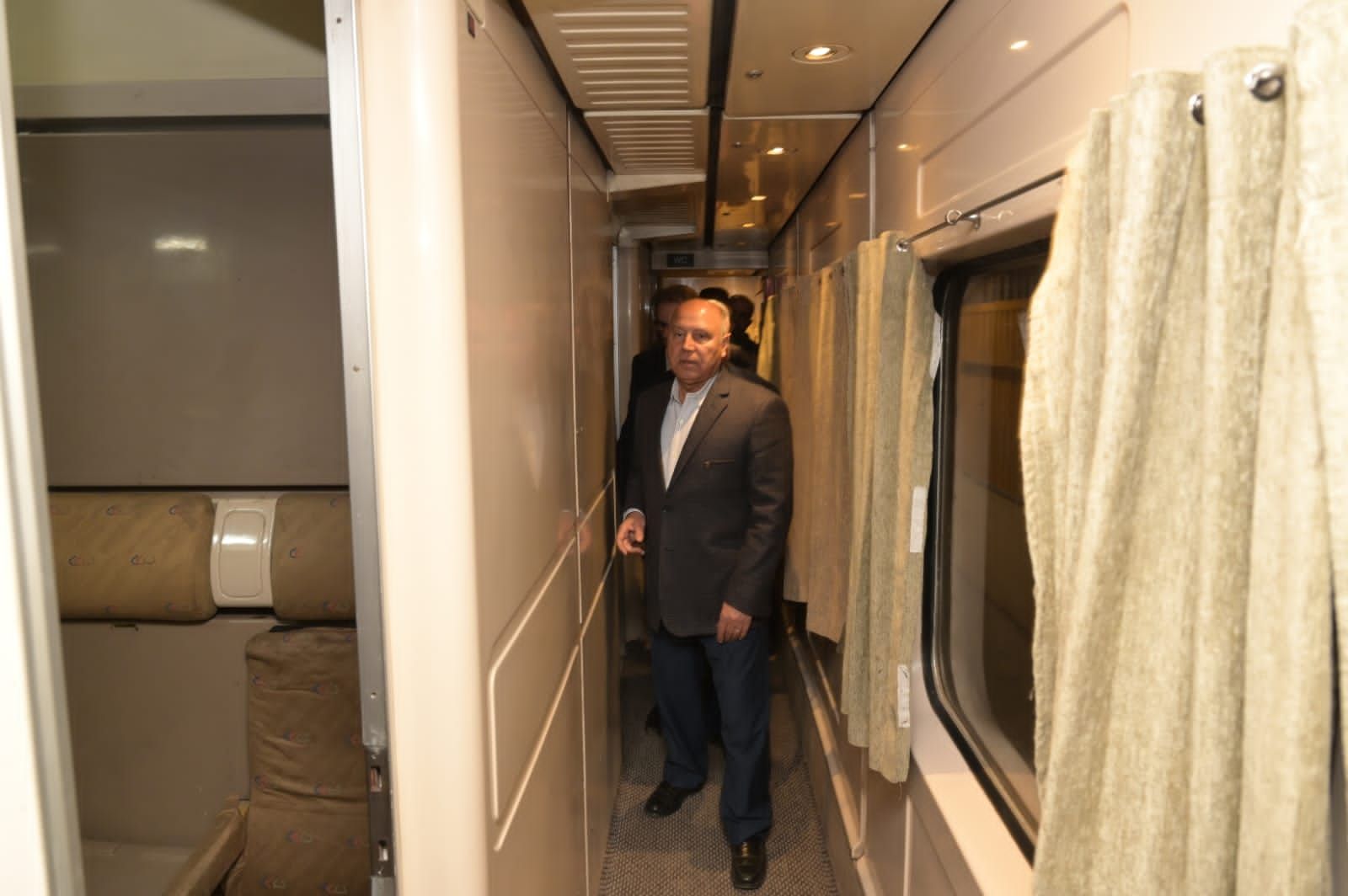 نائب رئيس الوزراء يعلن الإنتهاء من تطوير 12 قطارا إسبانيا