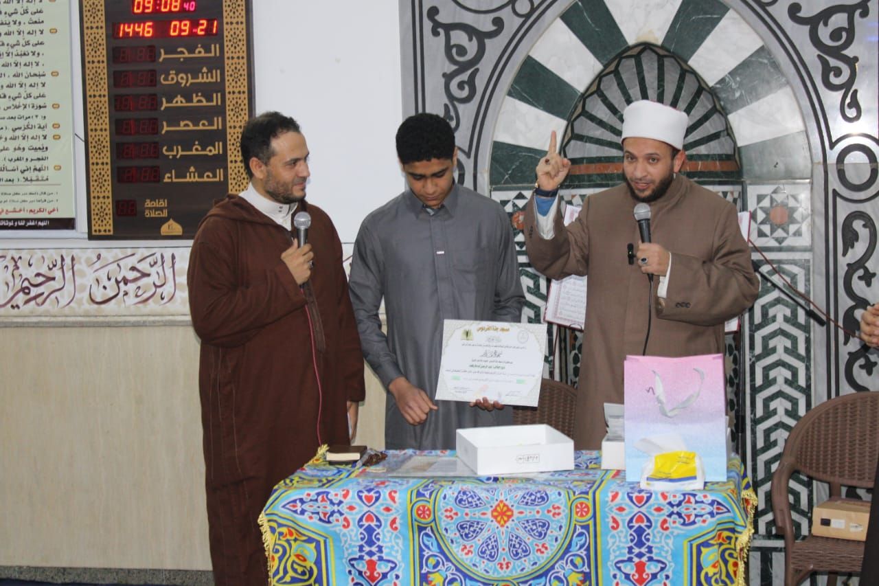 تكريم حفظة القرآن الكريم بمسجد جنة الفردوس بمدينة الشروق.. صور