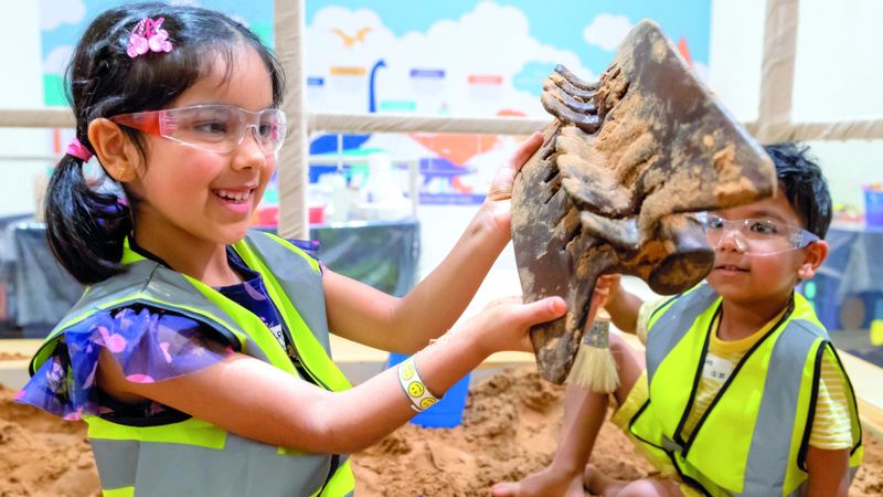الامارات | تجربة في دبي.. أجيال المستقبل تنقب عن الديناصورات