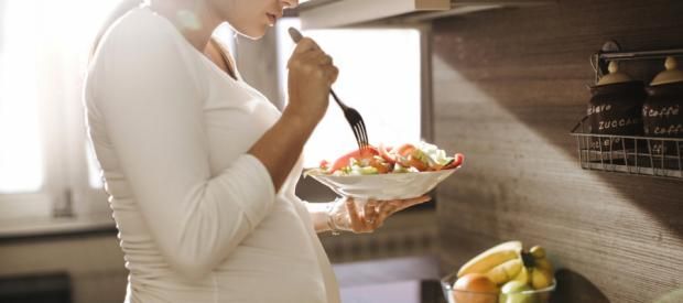 4 أطعمة تحتوي على فيتامينات ضرورية لصحة الحامل والجنين.. «خليها في يومك»