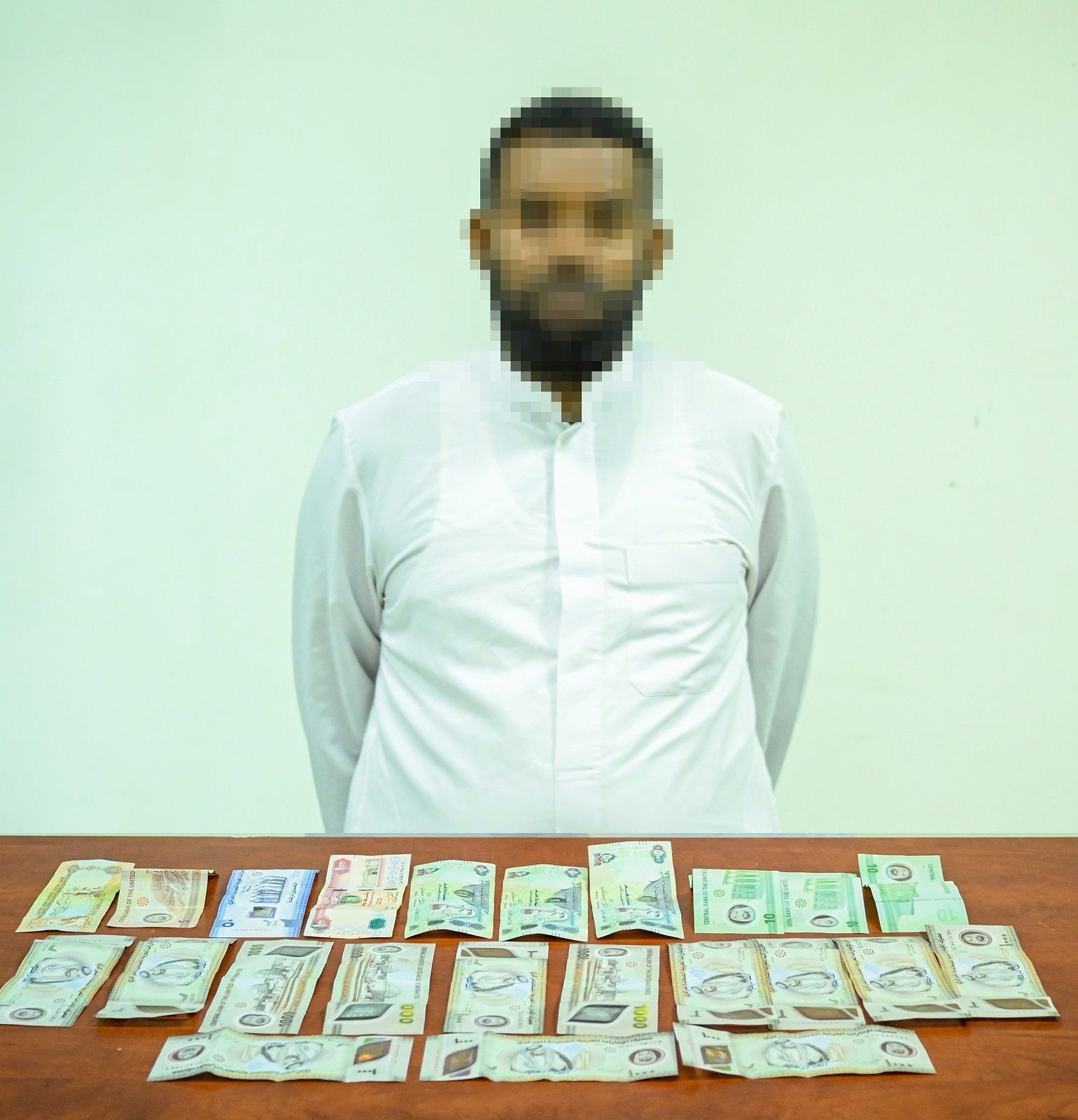 الامارات | شرطة الشارقة تضبط متسولاً بحوزته 14 ألف درهم جمعها خلال 3 أيام فقط