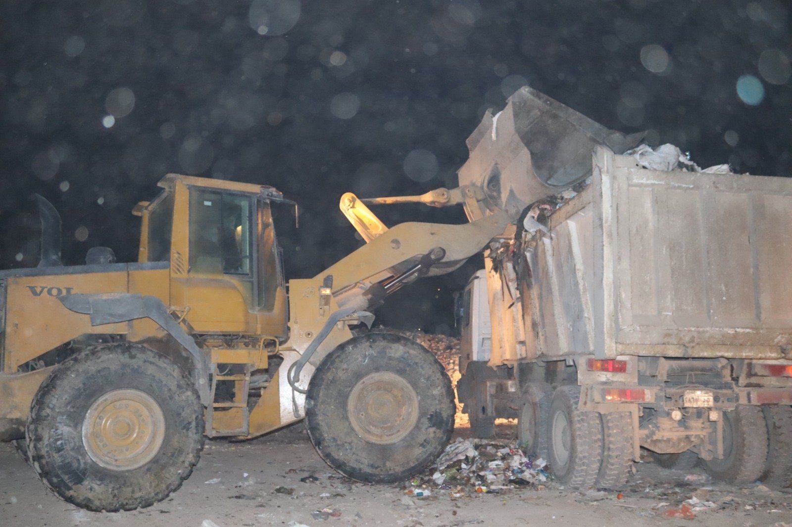 رفع 2000 طن مخلفات خلال حملات مكبرة فى الجيزة.. صور