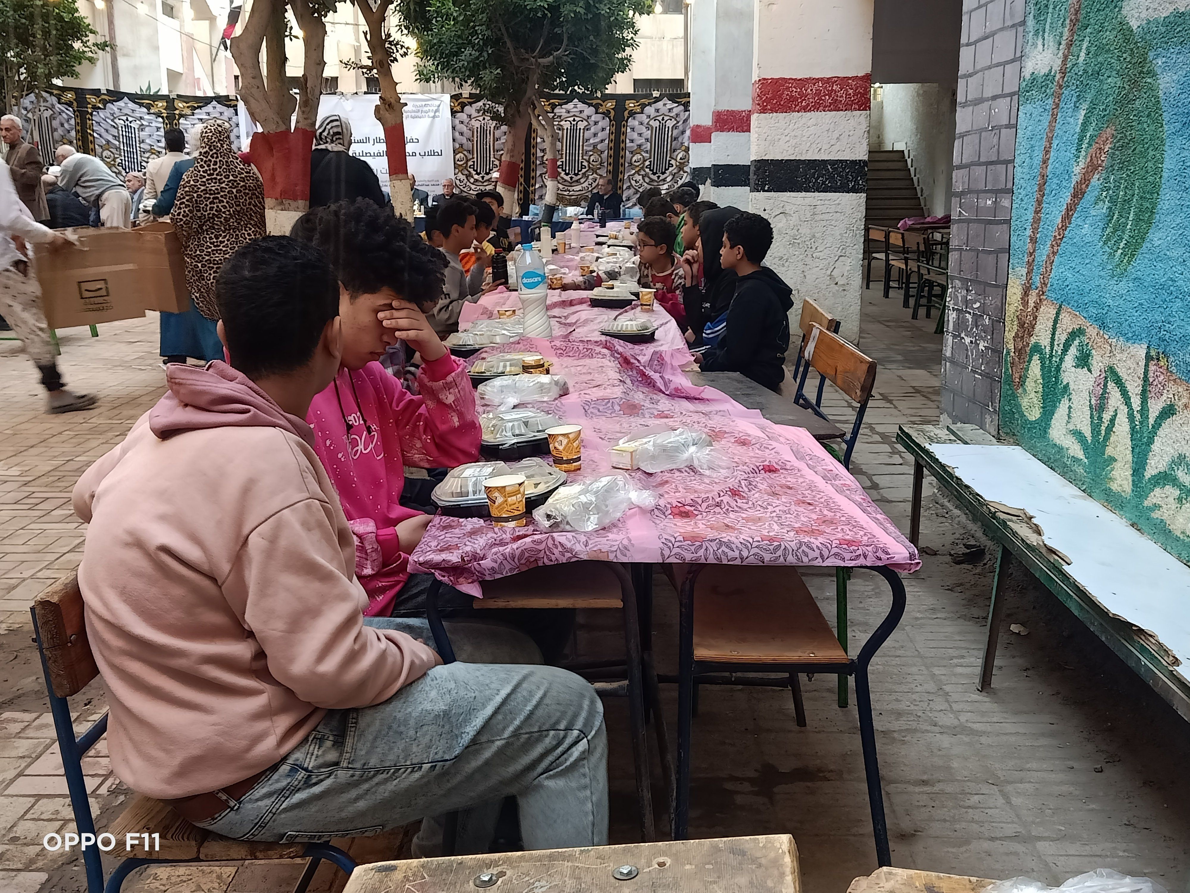 مدرسة الفيصلية بالهرم تنظم إفطارا لطلابها احتفالا بالعشر الأواخر من رمضان.. صور