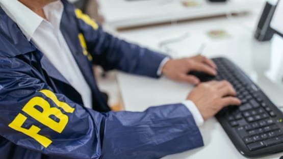 تحذير عاجل من "FBI" لمستخدمي آيفون وأندرويد!