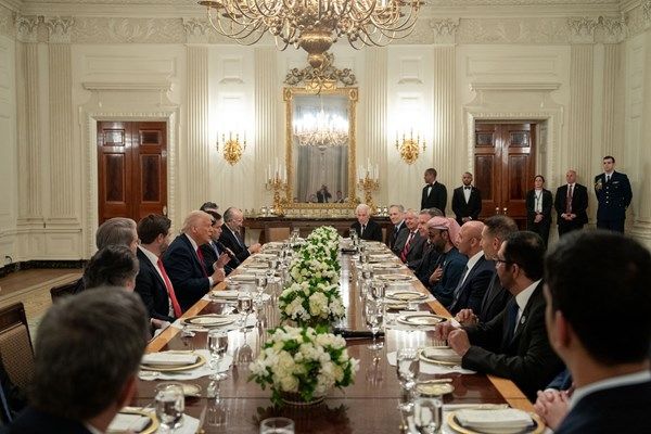 طحنون بن زايد يختتم زيارته الرسمية لواشنطن